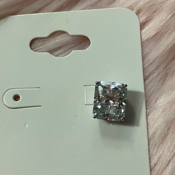 Single Super Sparkly Crystal Earring Saks Bling - Picture 6 of 6
